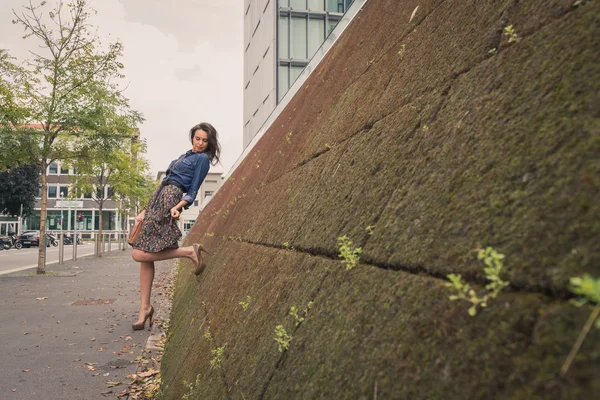 Pretty girl posing in the city streets — Stock Photo, Image