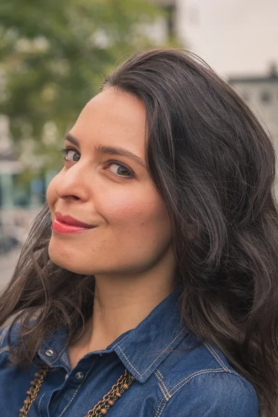 Güzel kız şehir sokaklarda poz