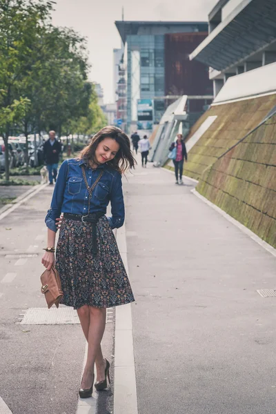 Chica bonita posando en las calles de la ciudad —  Fotos de Stock