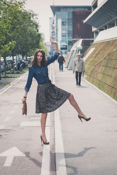 Bella ragazza in posa per le strade della città — Foto Stock