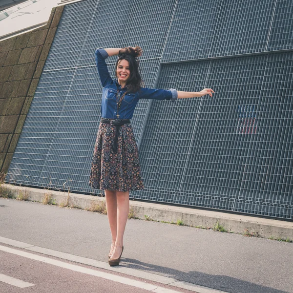 Menina bonita posando nas ruas da cidade — Fotografia de Stock