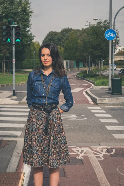 Menina bonita posando nas ruas da cidade — Fotografia de Stock