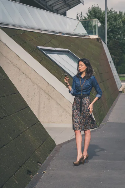 Chica bonita mensajes de texto en las calles de la ciudad —  Fotos de Stock