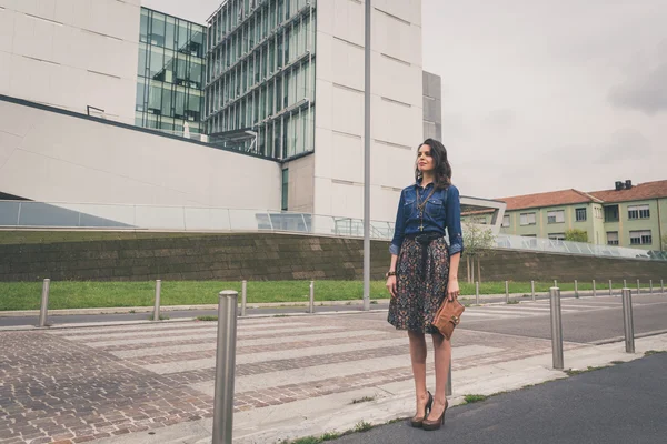 Jolie fille posant dans les rues de la ville — Photo