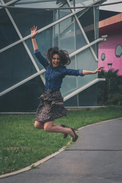 Pretty girl jumping in the city streets — Stock Photo, Image