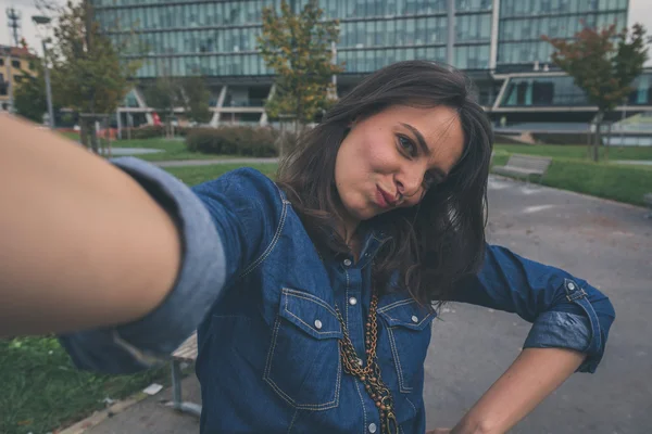 Jolie fille prenant un selfie dans les rues de la ville — Photo