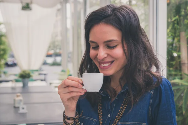 Jolie fille buvant une tasse de café — Photo