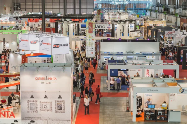 Vista superior de personas y stands en la feria Viscom en Milán, Italia — Foto de Stock