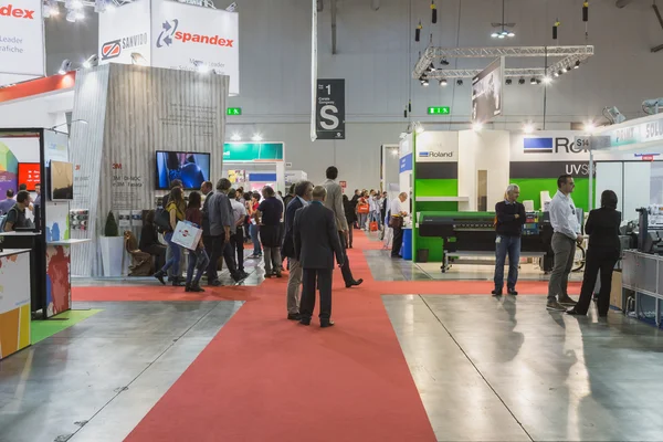 People visiting Viscom trade fair in Milan, Italy — Stock Photo, Image