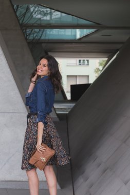 Güzel kız şehir sokaklarda poz