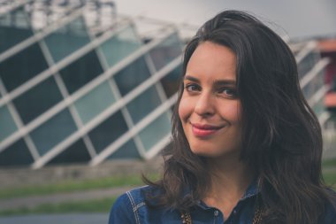 Güzel kız şehir sokaklarda poz