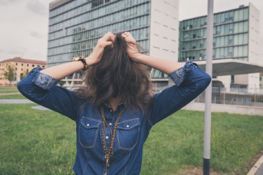 Güzel kız yüz saçları ile gizleme