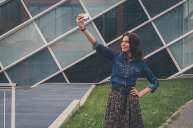 Şehrin sokaklarında bir selfie alarak güzel kız