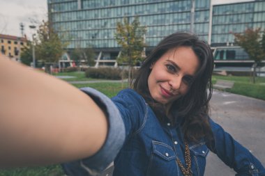 Şehrin sokaklarında bir selfie alarak güzel kız