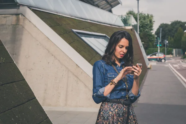 Pretty girl texting in the city streets — Stock Photo, Image