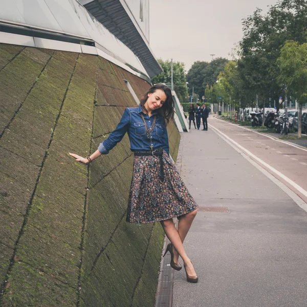 Bella ragazza in posa per le strade della città — Foto Stock