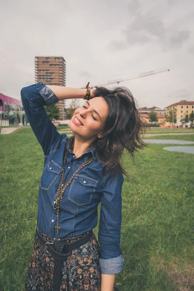 Mooi meisje poseren in de straten van de stad — Stockfoto