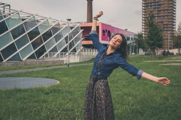 Pretty girl posing in the city streets — Stock Photo, Image