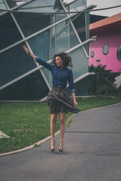 Chica bonita saltando en las calles de la ciudad — Foto de Stock