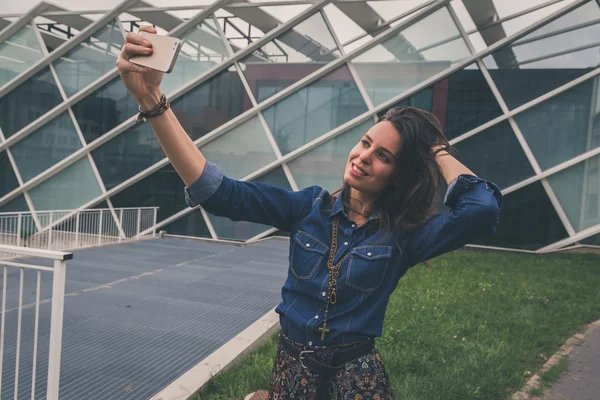 Ładna dziewczyna selfie w ulicach miasta — Zdjęcie stockowe