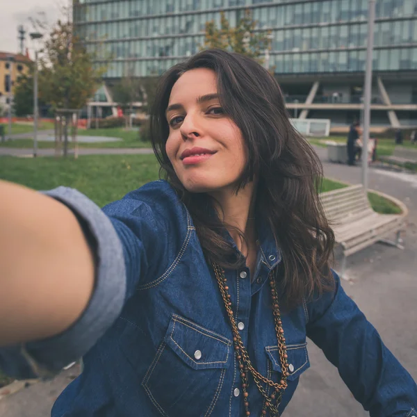 Hezká dívka s selfie v ulicích města — Stock fotografie