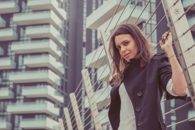 Güzel kız şehir sokaklarda poz