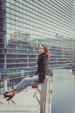 Güzel kız şehir sokaklarda poz