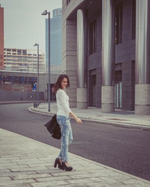 Güzel kız şehir sokaklarda poz