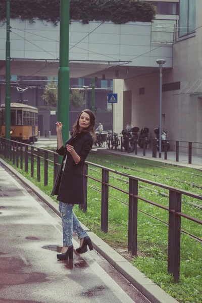 摆在城市街道上的漂亮女孩 — 图库照片