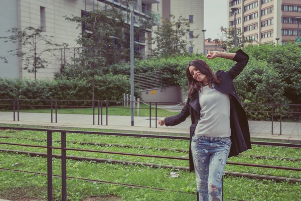 Chica bonita posando en las calles de la ciudad —  Fotos de Stock