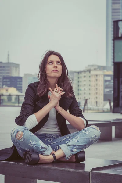 Pretty girl posing in the city streets — Stock Photo, Image