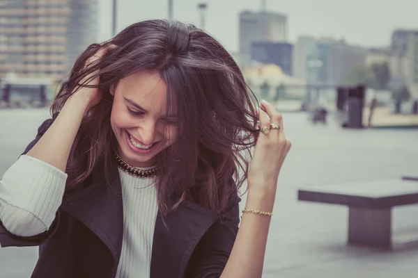 Jolie fille posant dans les rues de la ville — Photo