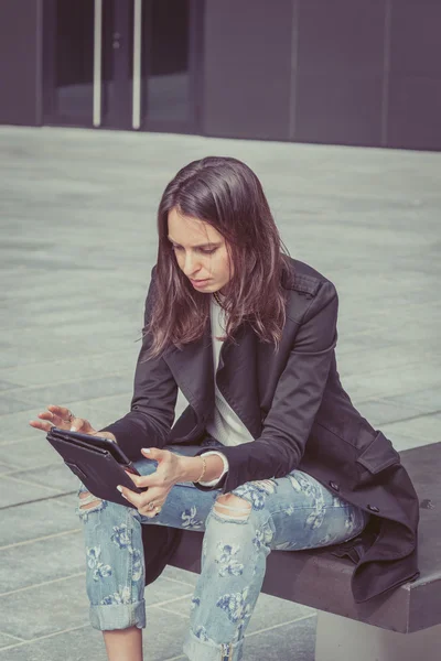 Chica bonita trabajando con su tableta — Foto de Stock