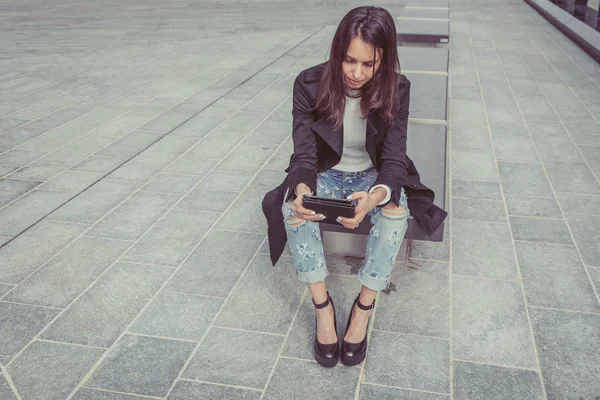 Söt flicka med sin tablet — Stockfoto