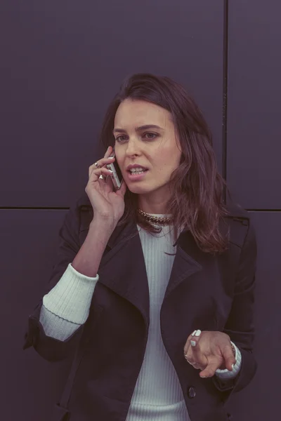 Pretty girl talking on phone in the city streets — Stock Photo, Image