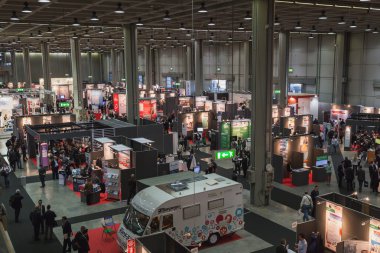Üstten Görünüm kişi ve kabinleri Smau 2014, Milano, İtalya