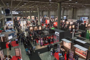 Üstten Görünüm kişi ve kabinleri Smau 2014, Milano, İtalya