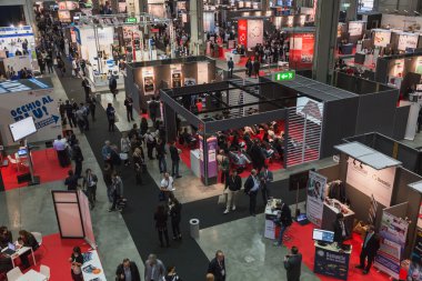 Üstten Görünüm kişi ve kabinleri Smau 2014, Milano, İtalya