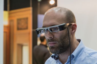 Smau 2014 Milan, İtalya, artar gerçeklik için gözlük takan adam