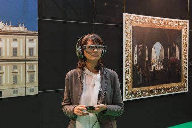 Kadın gözlük için Artırılmış gerçeklik, Smau 2014, Milano, İtalya