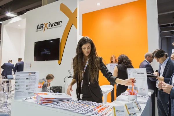 Schöne Gastgeberin auf der smau 2014 in Mailand, Italien — Stockfoto