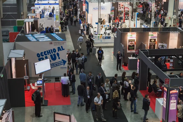 Vue de dessus des personnes et des cabines à Smau 2014 à Milan, Italie — Photo