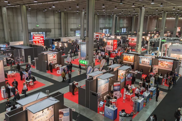 Vista superior de pessoas e estandes no Smau 2014 em Milão, Itália — Fotografia de Stock