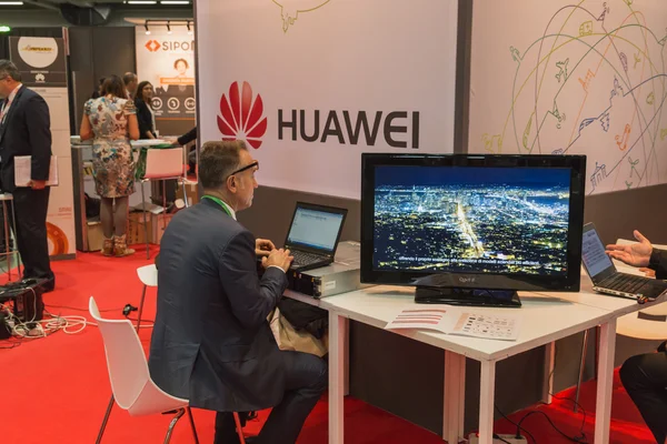 Homem trabalhando no stand da Huawei no Smau 2014 em Milão, Itália — Fotografia de Stock