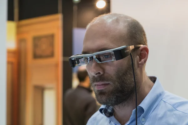 Homme portant des lunettes pour la réalité augmentée à Smau 2014 à Milan, Italie — Photo