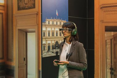 Kadın gözlük için Artırılmış gerçeklik, Smau 2014, Milano, İtalya
