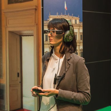Kadın gözlük için Artırılmış gerçeklik, Smau 2014, Milano, İtalya