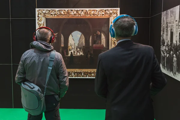 Jungs mit Brille für erweiterte Realität auf der smau 2014 in Mailand, Italien — Stockfoto