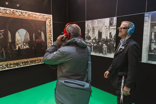 Faceci w okularach augmented Reality w 2014 Smau w Mediolan, Włochy — Zdjęcie stockowe