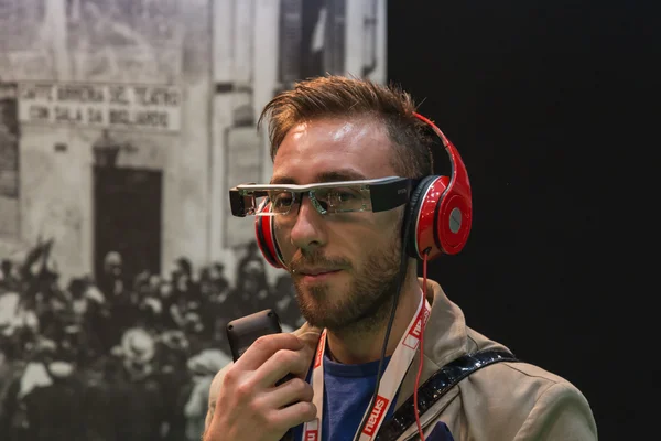 Homem usando óculos para realidade aumentada no Smau 2014 em Milão, Itália — Fotografia de Stock